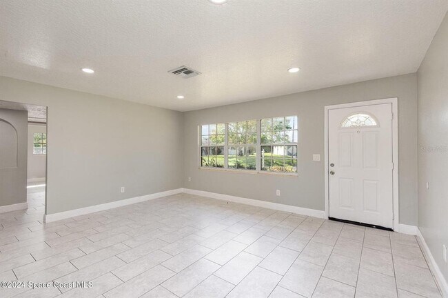 Building Photo - 1885 Golfview Dr