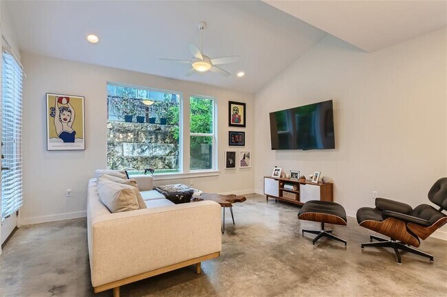 Building Photo - 3001 Del Curto Rd