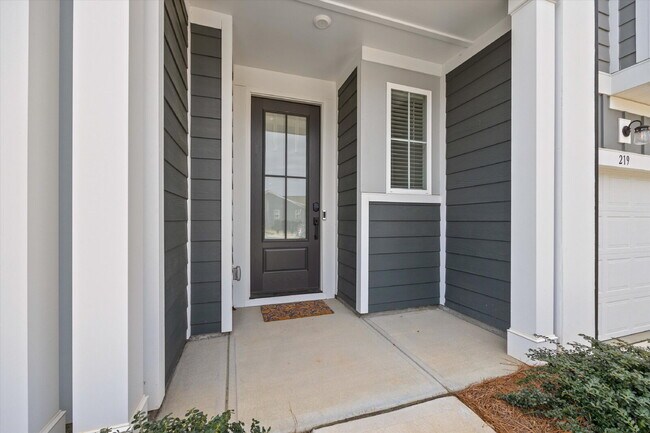 Foto del edificio - "Spacious 3-Bed Townhouse  with 2.5 Baths at 217 Brooks Springs Drive, Fort Mill!"