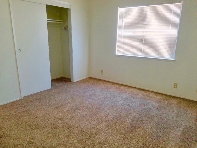 Building Photo - 2 BEDROOM 1 BATH - UPSTAIRS UNIT