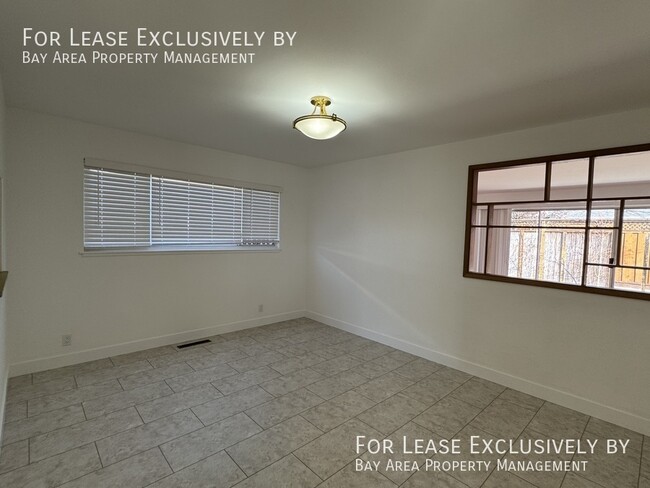 Building Photo - Spacious 3 BR/ 2 BA House with Mid-Century...