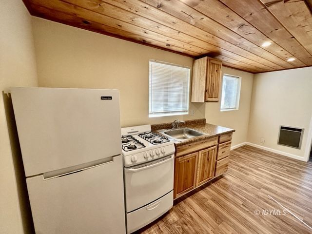 Building Photo - Cute Affordable Studio