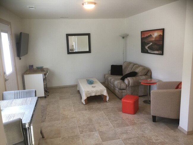 Building Photo - 1229 Parkhill Dr
