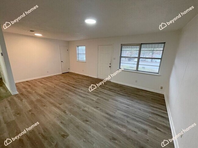 Building Photo - Comfy 3 bed 2 bath with a Deck and Spaciou...