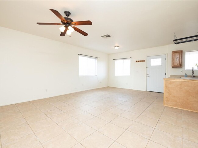 Foto del edificio - 2 Bedroom 2 Bathroom CORNER LOT!! SOLAR PA...