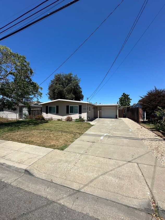Primary Photo - 3 bedroom 1 bath single story with garage ...