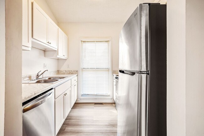 Building Photo - Updated townhome