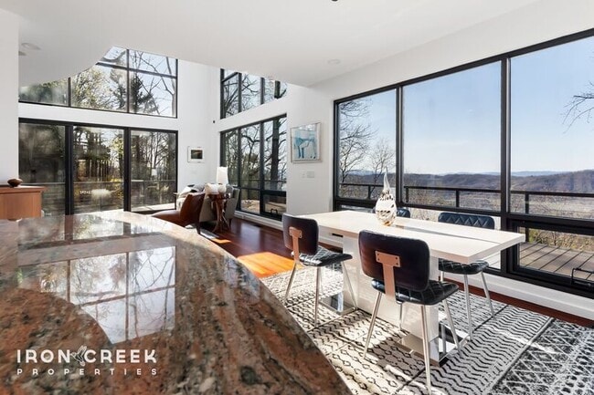 Building Photo - 910 Rockhold Dr