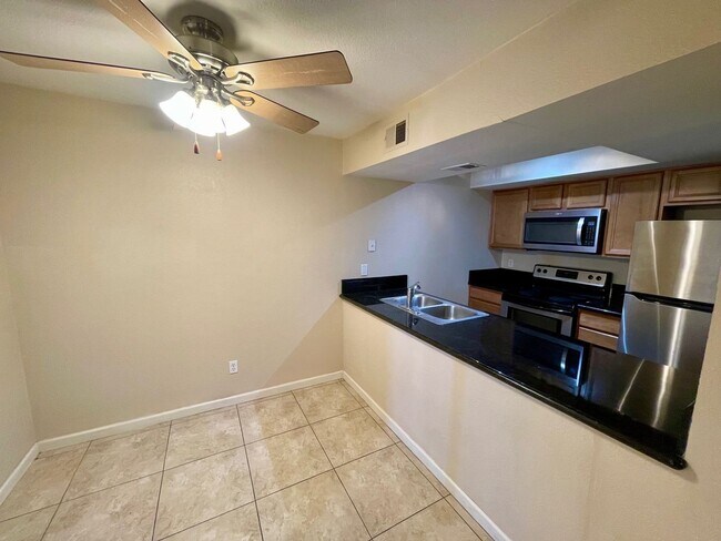 Foto del edificio - 2 Bedroom Condo close to airport
