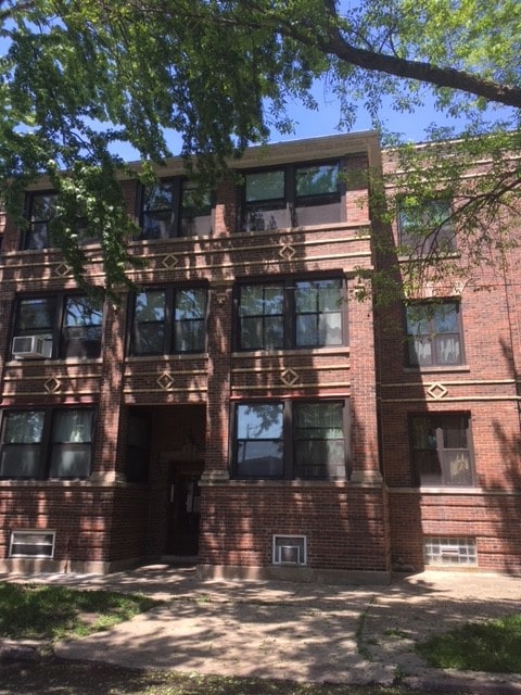 Building Photo - 2204 W Berteau Ave