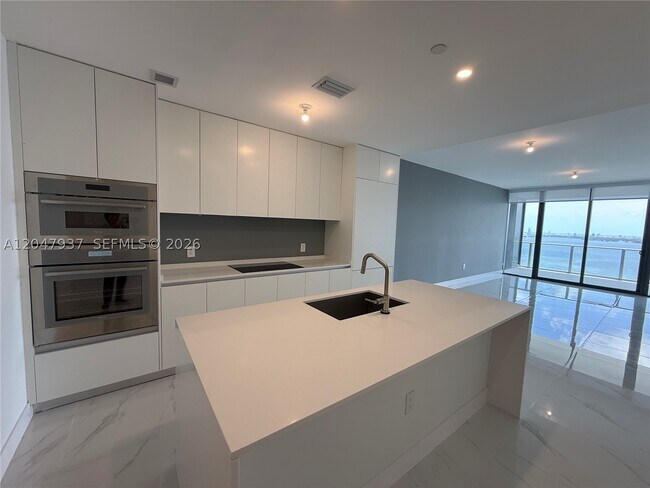 Foto del edificio - 700 NE 24th St