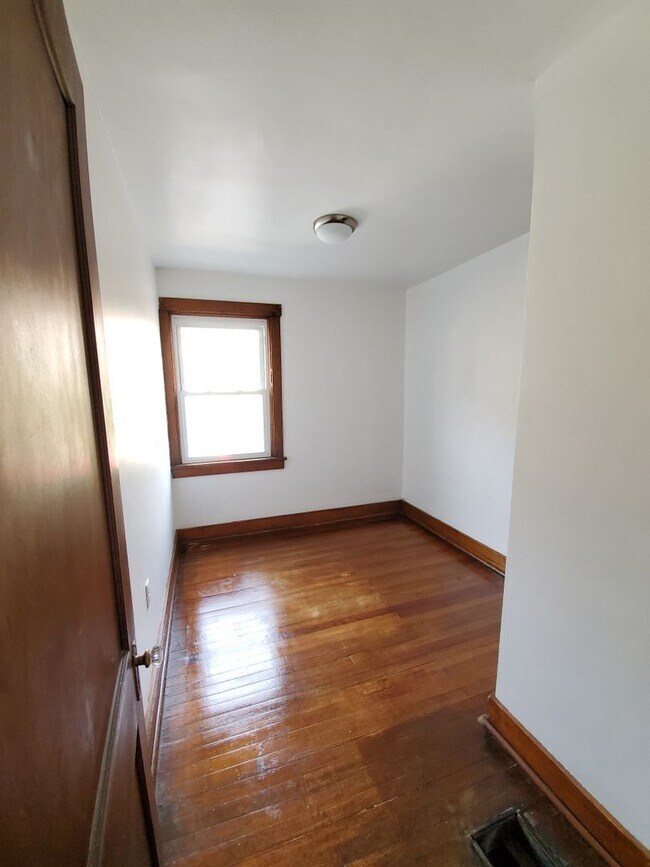 Building Photo - 4714 Sylvan Ave
