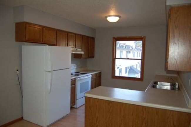 Building Photo - 908 N Dodge St