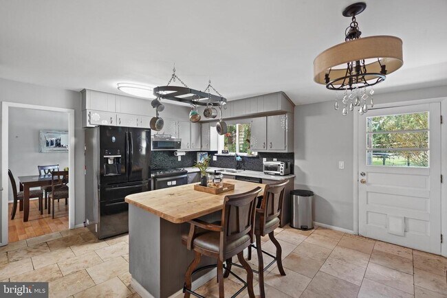Foto del edificio - 5400 Woodlyn Ct