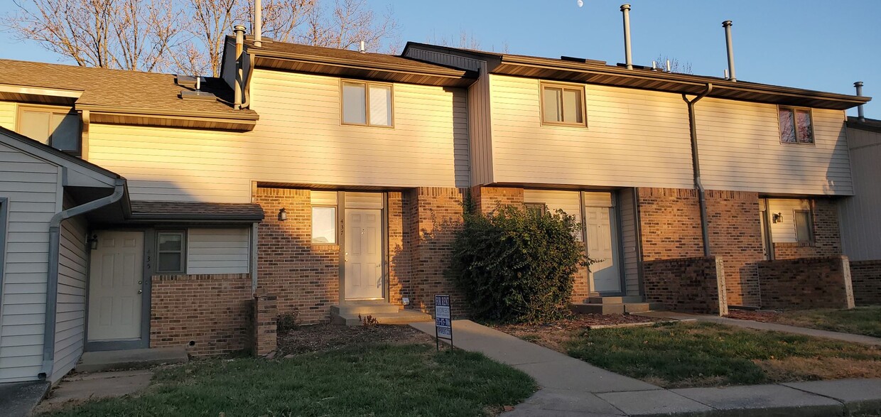 Primary Photo - 3 bd, 2.5 ba Foxfire Condo, 5 minute drive...