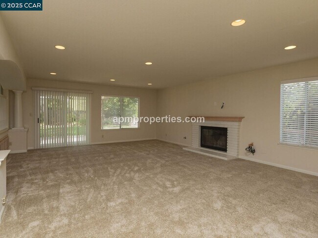 Foto del edificio - 4112 Creekpoint Ct