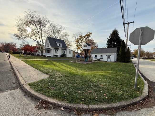 Building Photo - 860 Church St