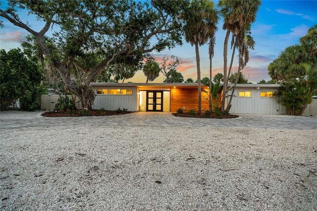 Building Photo - 4879 Commonwealth Dr