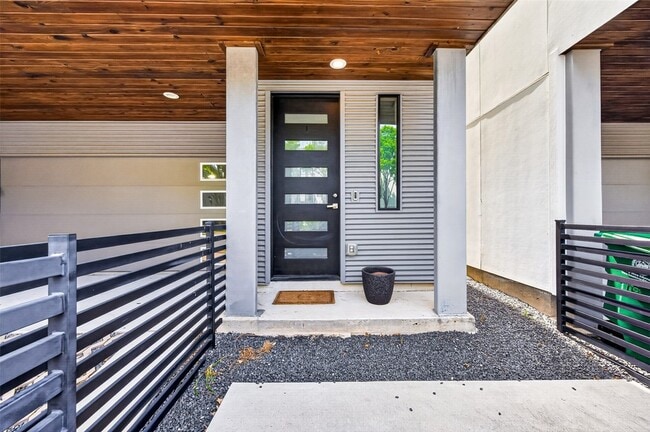 Building Photo - 607 Memorial Heights Dr