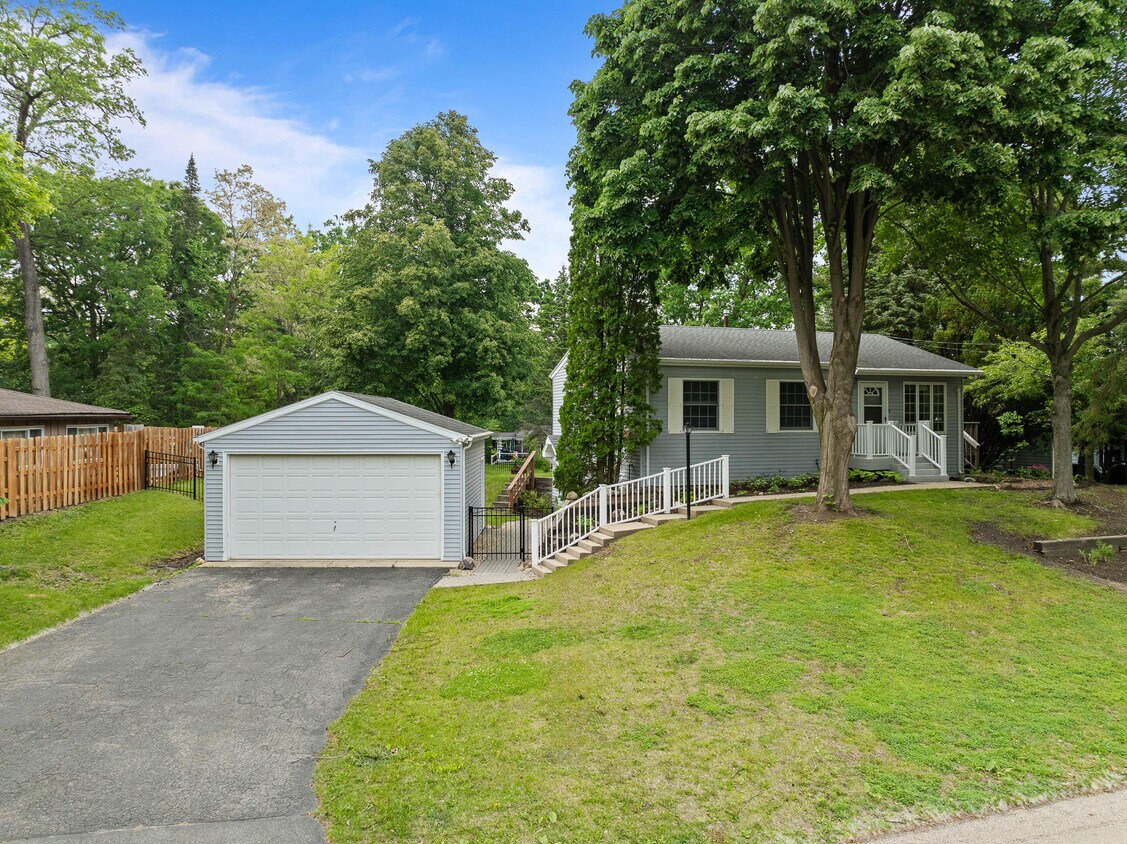 Primary Photo - 438 Sylvan Dr