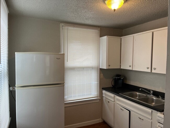 Building Photo - 1411 N Klein Ave