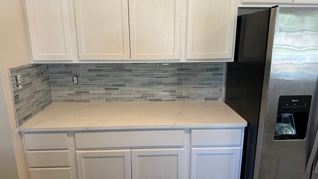 Building Photo - 8114 Meadowglen Dr