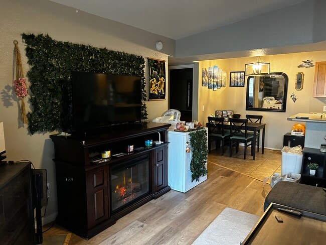 Building Photo - 1385 W University Ave