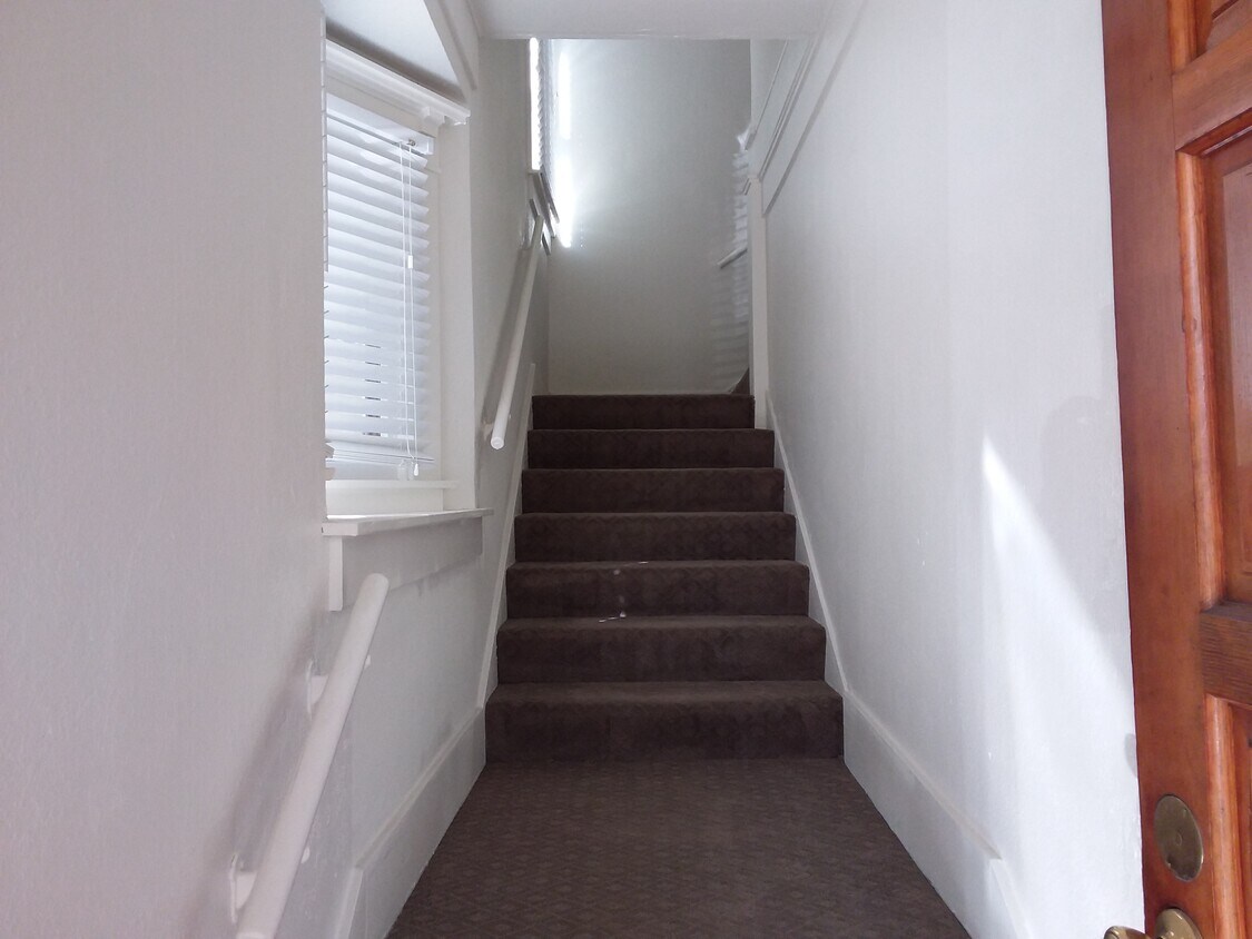 Building Photo - 4757 Elmwood Ave