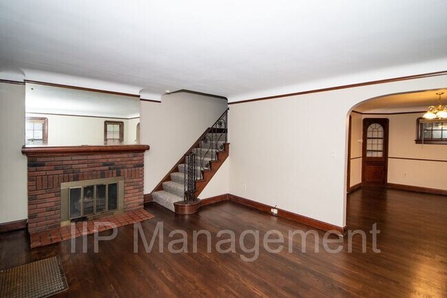 Building Photo - Gorgeous 3BR 1BA Duplex Colonial in South ...