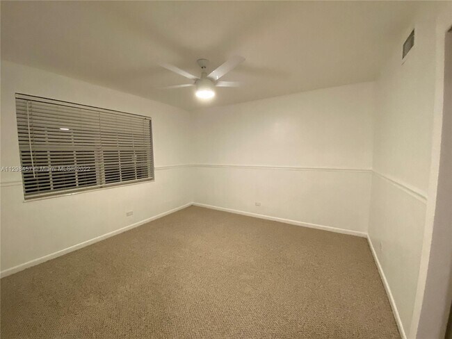 Foto del edificio - 300 Galen Dr