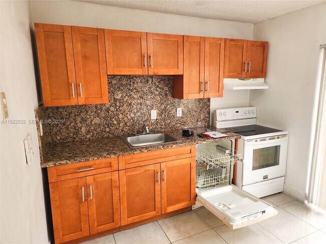 Foto del edificio - 562 NW 82nd Pl