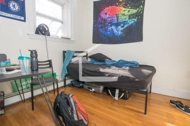 Building Photo - Fantastic 4 bed 2 bath in Beautiful Brookline