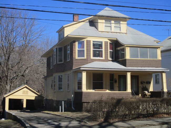 Foto del edificio - 247 Flax Hill Rd