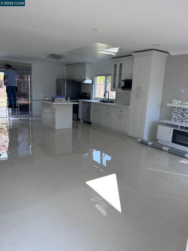 Foto del edificio - 4556 Lakeshore Dr