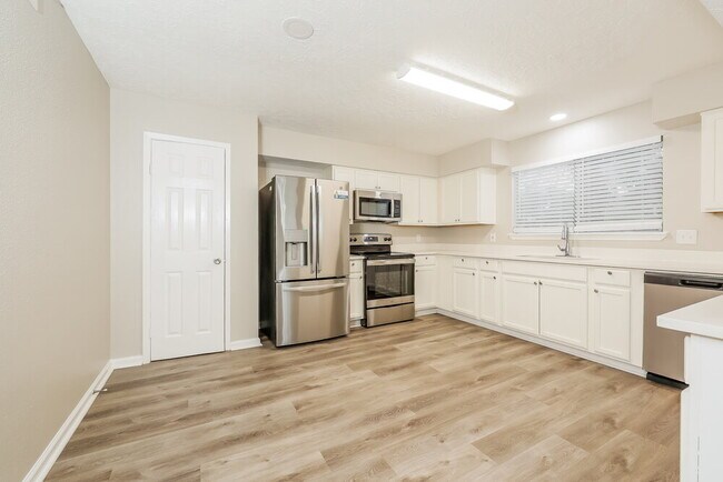 Foto del edificio - 4911 Larksong Ln