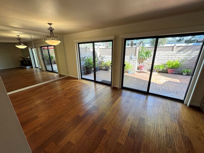 Building Photo - Remodeled County Square Villa Townhome- Fe...