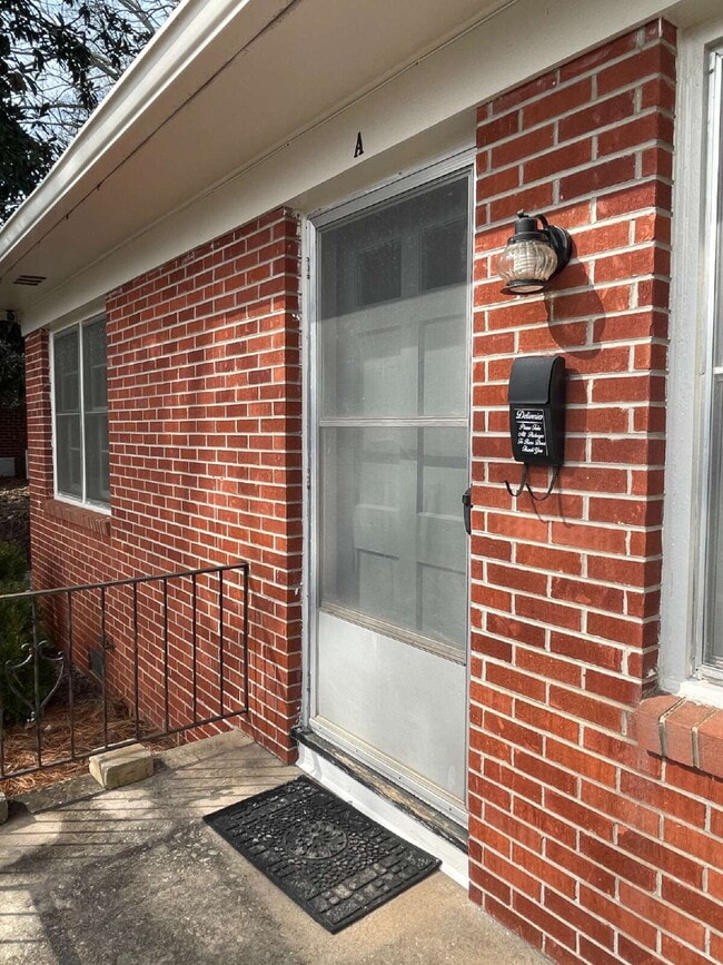 Foto del edificio - For Rent – Stepless Brick Ranch Duplex in ...