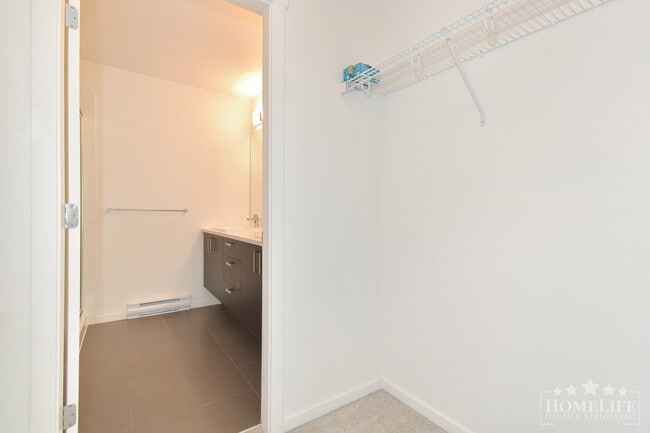 Photo du bâtiment - Spacious 4 Bed, 4 Bath Townhouse in Surrey
