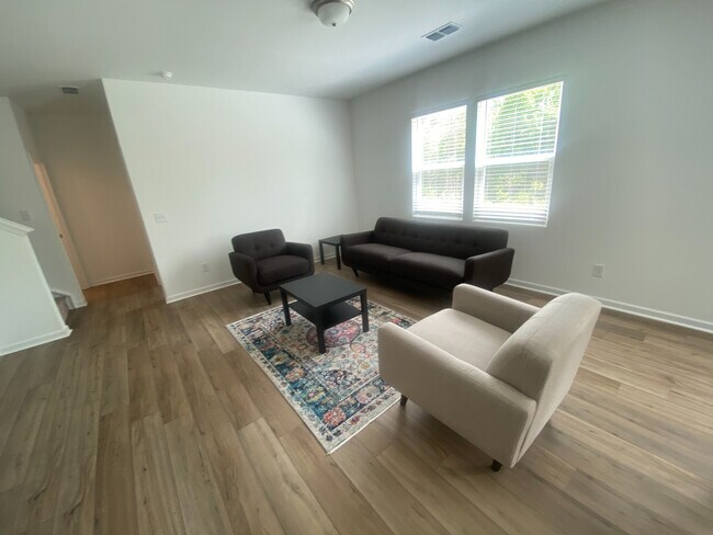 Foto del edificio - Room in Single Family Home on Luca Ter SW