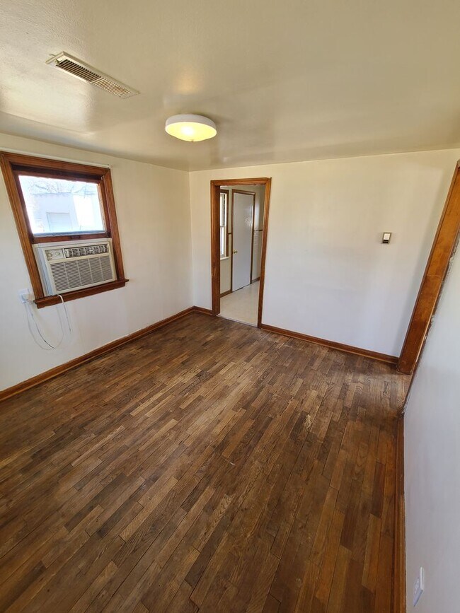 Building Photo - Pet Friendly 2 bedroom with garage