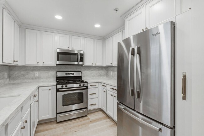 Foto del edificio - Massive Three Bedroom Two Bath Condo Available now!