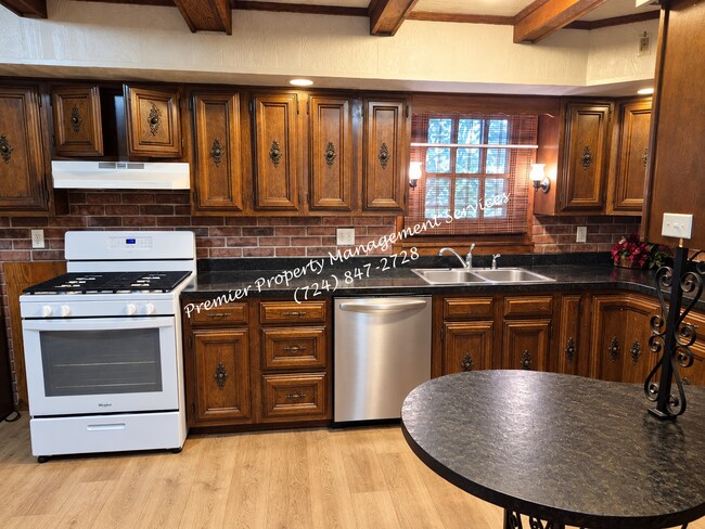Foto del edificio - 3811 Sunflower Rd