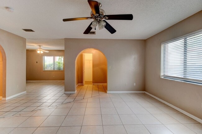 Building Photo - Cozy Townhome in South Daytona!