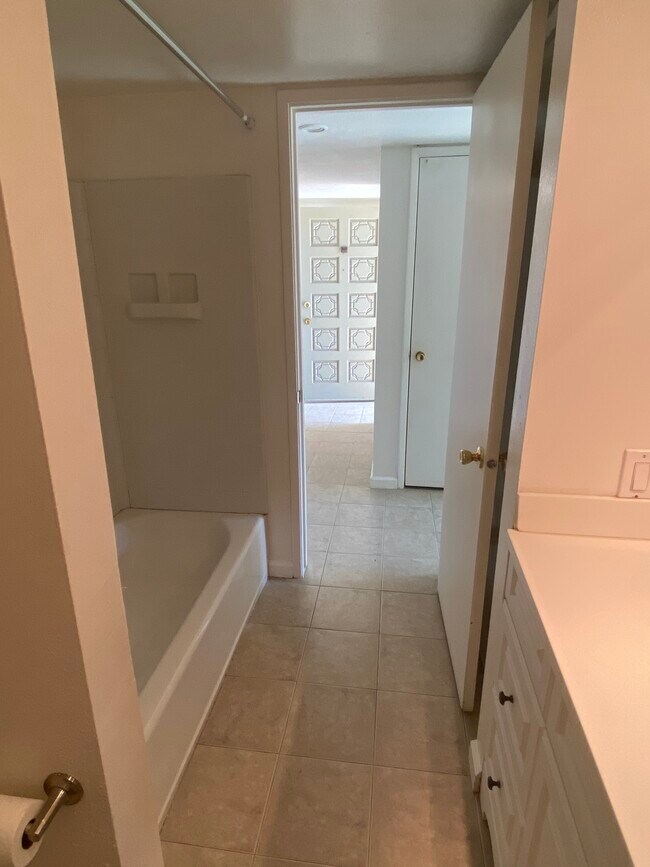 Foto del edificio - 825 Oak Grove Rd