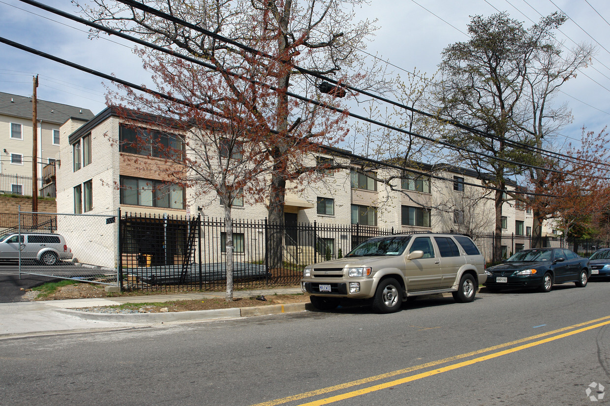 Building Photo - 840 Chesapeake St SE