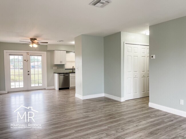 Foto del edificio - Charming 2 Bed 1 Bath Duplex in NE Cape