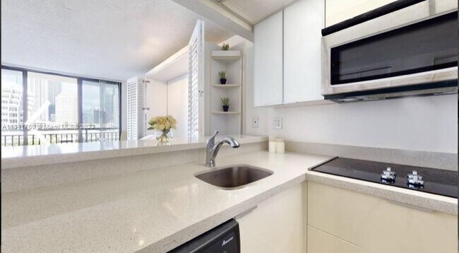 Building Photo - 540 Brickell Key Dr