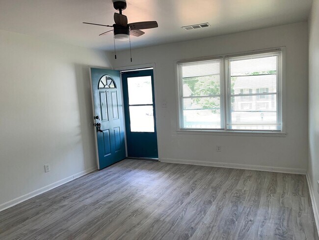 Foto del edificio - 3 Bed Ranch...TOTALLY Renovated!