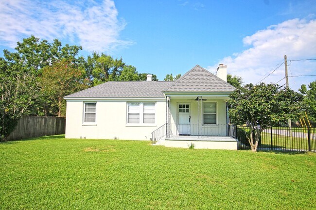 Building Photo - Charming 3-Bedroom Cottage in Downtown Pen...