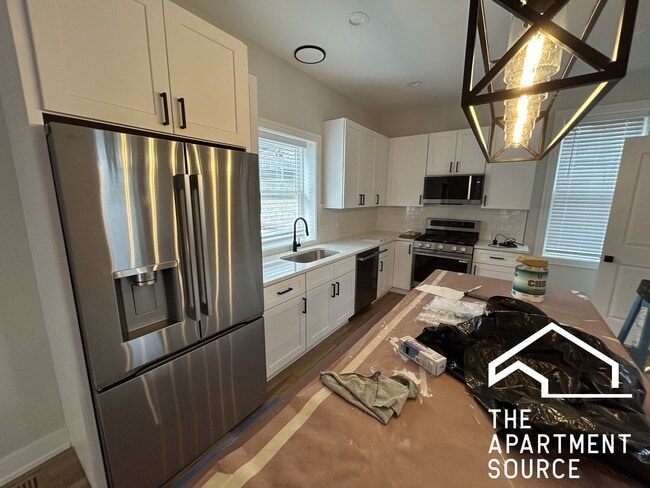 Building Photo - 858 N Paulina St